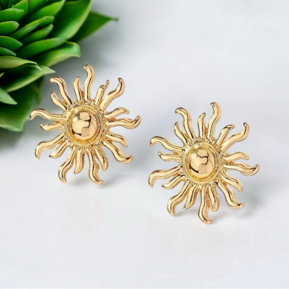 💙🆕💙 Gold Sun Stud Earrings